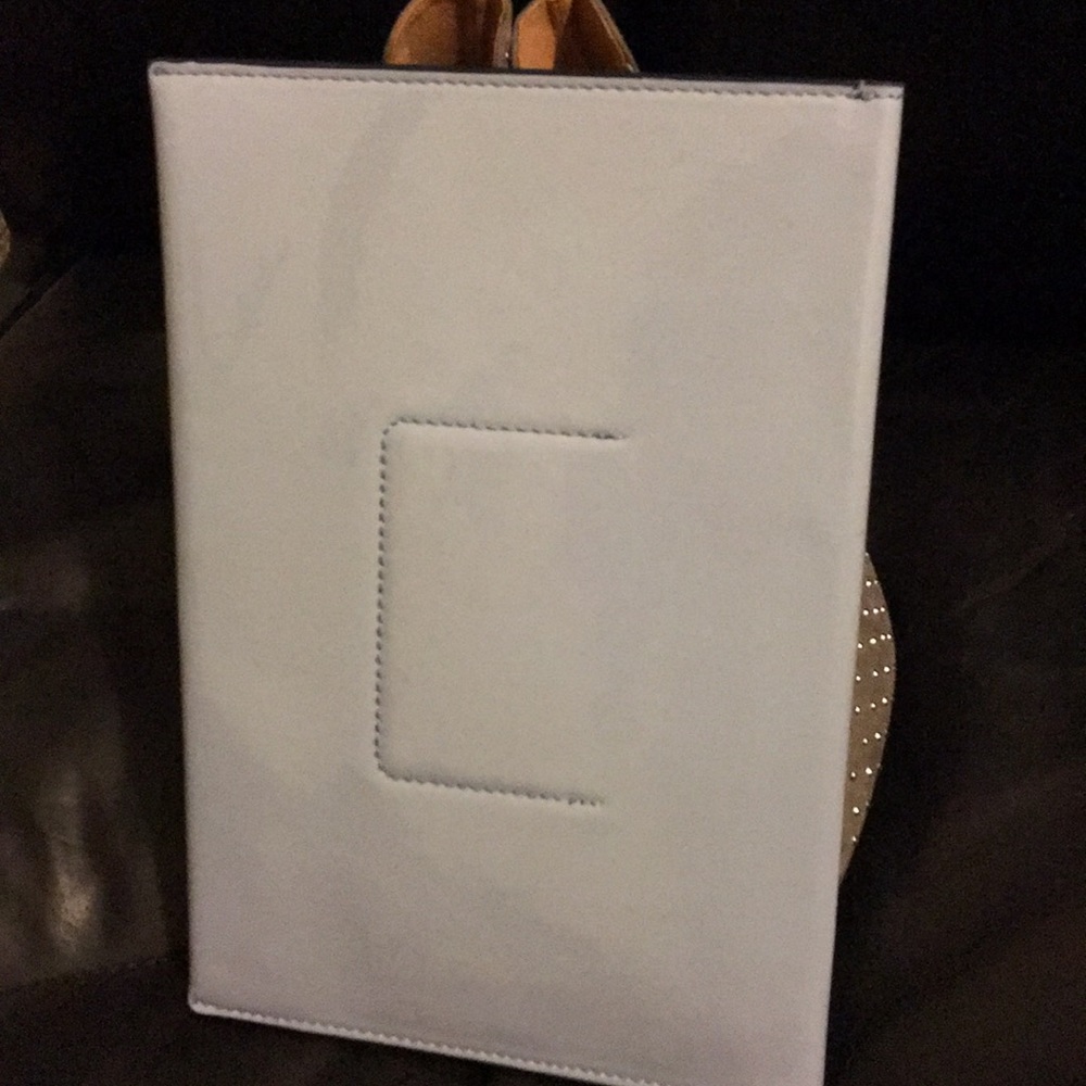 Drop the mic in a soft blue clutch 🎤 - Picture 4 of 8